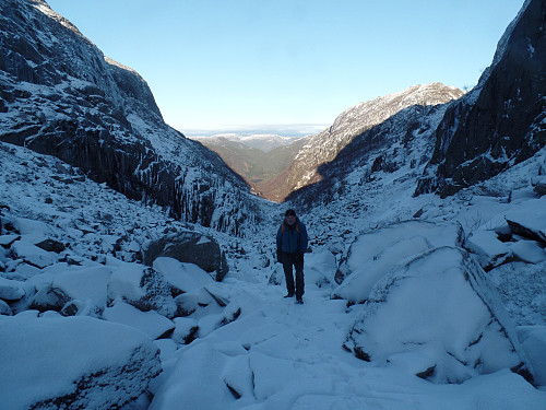 Fortsatt i skygge i øvre del av Meisdalen