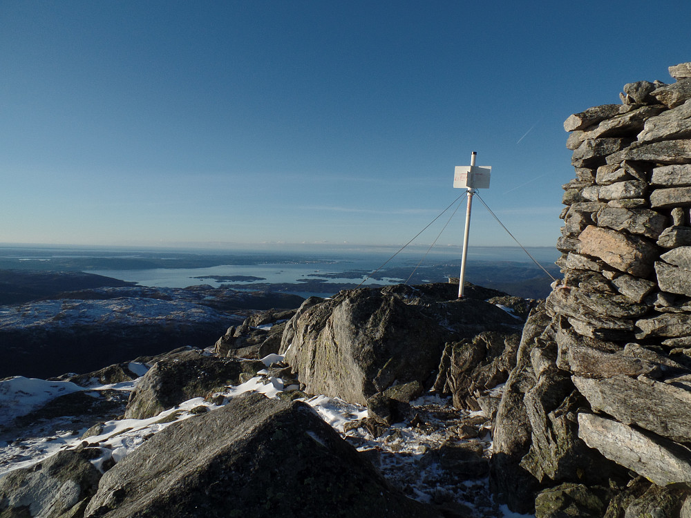 Utsikt nordvest,bl.a med Mongstadanlegget