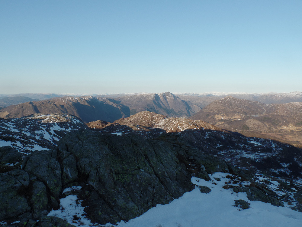 Ettermiddagslys mot nordøst. Bruviknipa ca center