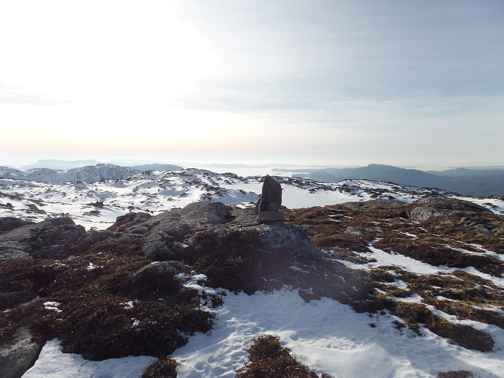 Nytt toppunkt med utsikt sørvest; Tysnes venstre, Bjørnafjorden sentralt