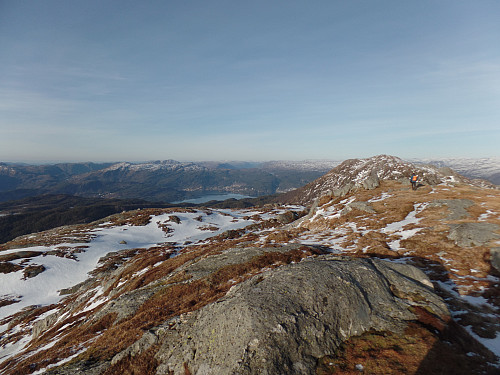 Skorafjellet; Knut sjekker gml. trig. punkt lenger nord på toppryggen. Burlifjellet høyre