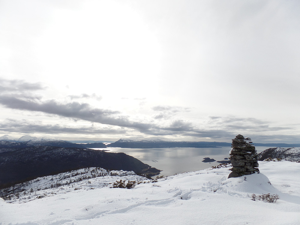 Utsikt mot Tysnes og Bjørnafjorden. Steinen skogkledd fjellparti til venstre
