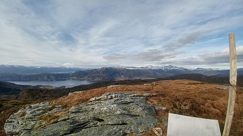 Utsikt nord. Våkefjellet(besteget 3 timer tidligere) trapesformet langt til høyre