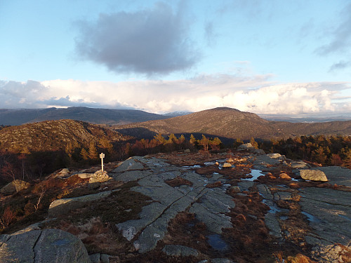 Kveldslys over Olsokfjellet(ve) og Løvstakken(hø)