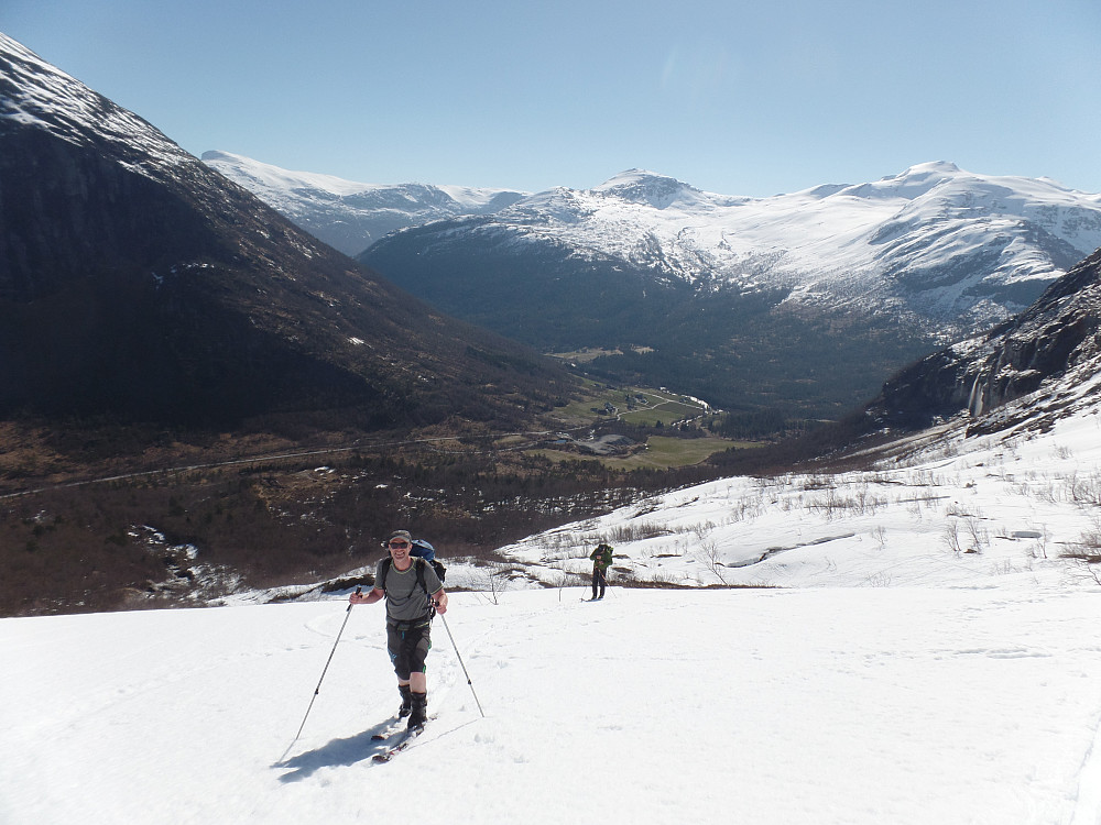 Slåsskamp med innpåsliten bjørkeskog er unnagjort, og skiene kan plasseres under skoene; Nedre Snødalen