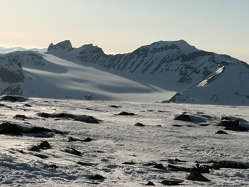 (fra venstre) Skardstinden, Ymelstind/Storjuvtind og Galdhøpiggen