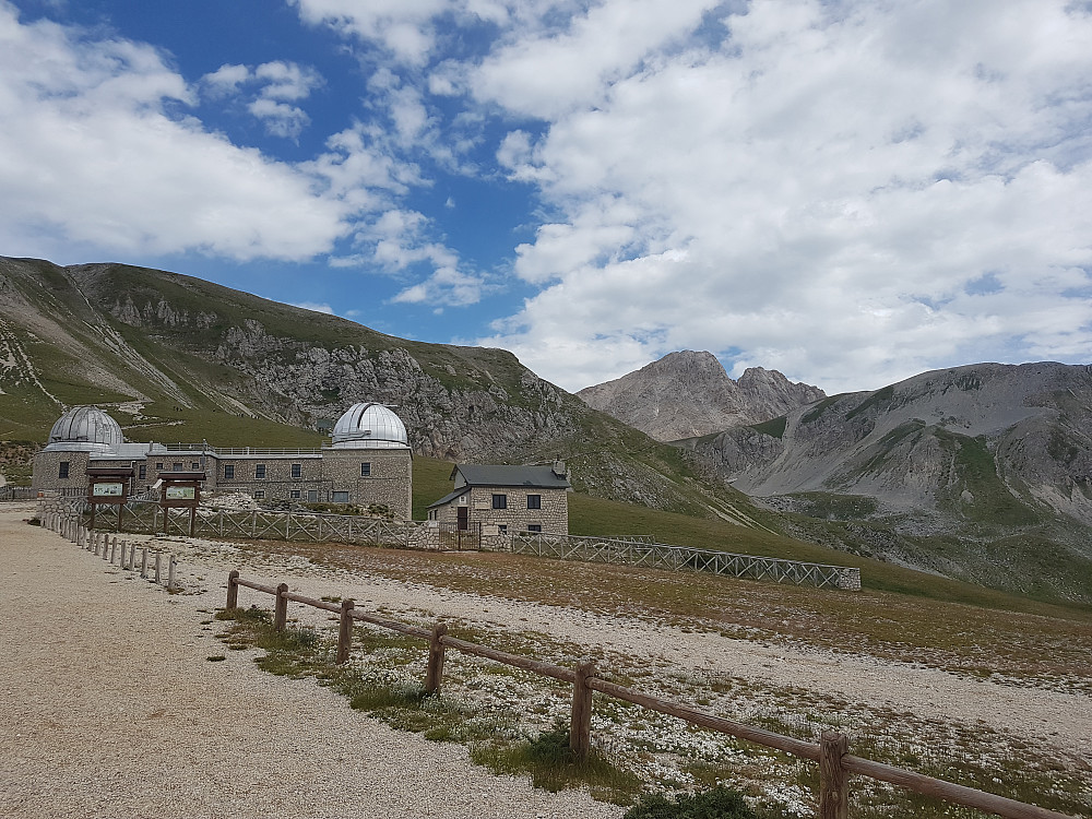 Campo Imperatore. Fulgte sti i høyre flanke av "åsrygg" til venstre i bildet. Corno Grande titter fram der bak..