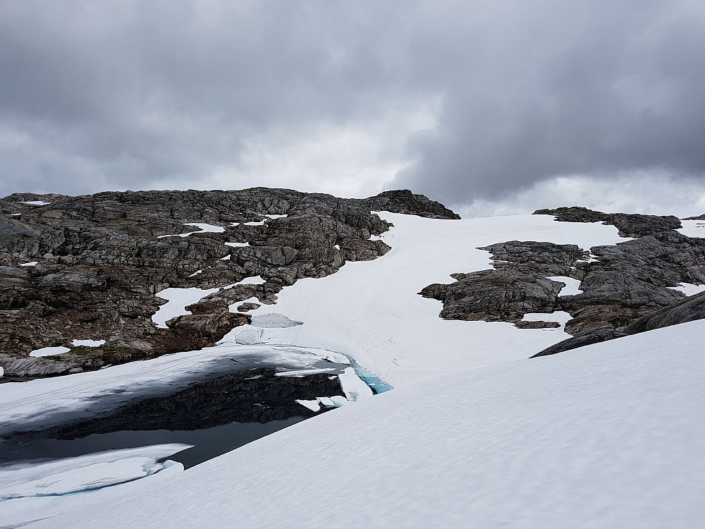 Stort snøfelt helt fra bandet mellom Raudaberg og nesten til topps på Gavlen(ca bildesentrum)