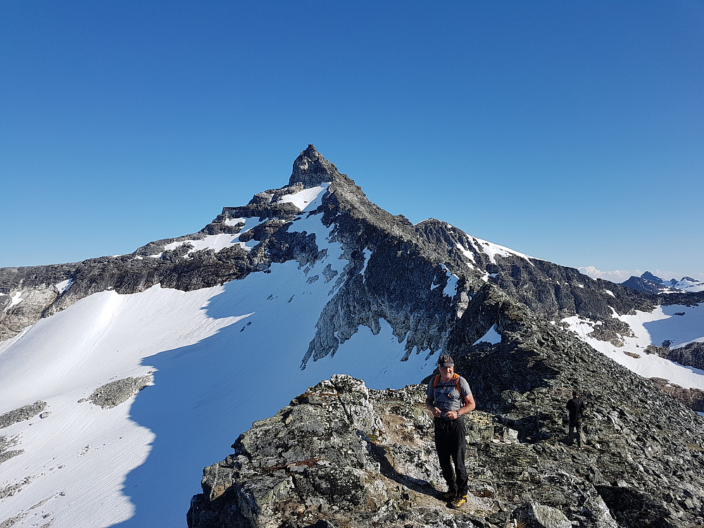 Knut Sverre med et "mini-Matterhorn" som kulisse