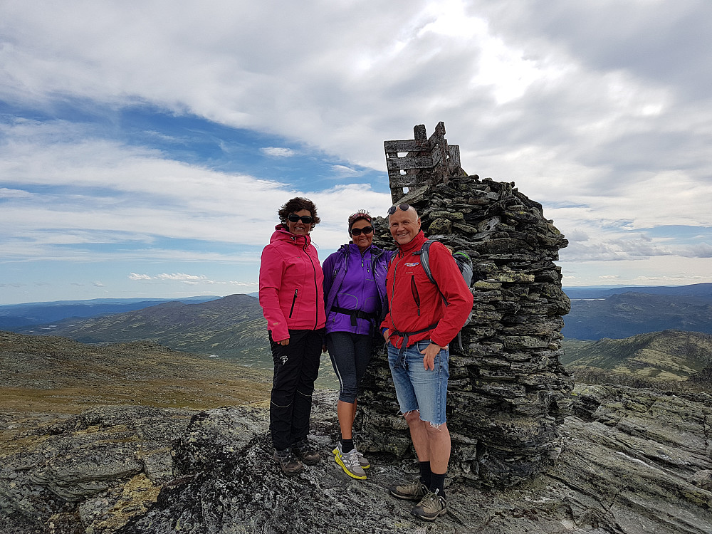 Bente, Anna og Gunnstein ved den flotte toppvarden på Ruten