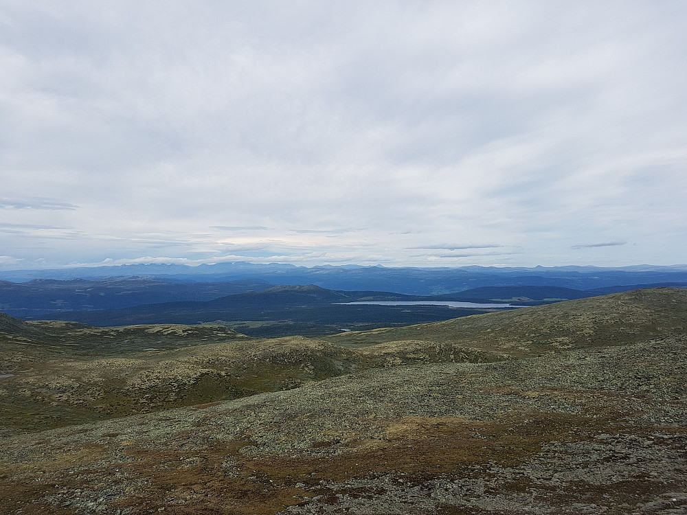 Utsikt øst og nordøst med bl.a Rondane og Storsølnkletten