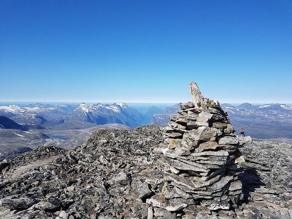 Toppvarde.Eikesdalsvatnet til venstre for varde, og Hoemtinden til venstre for Eikesdalsvatnet. Gjuratinden til ve for Hoemtinden