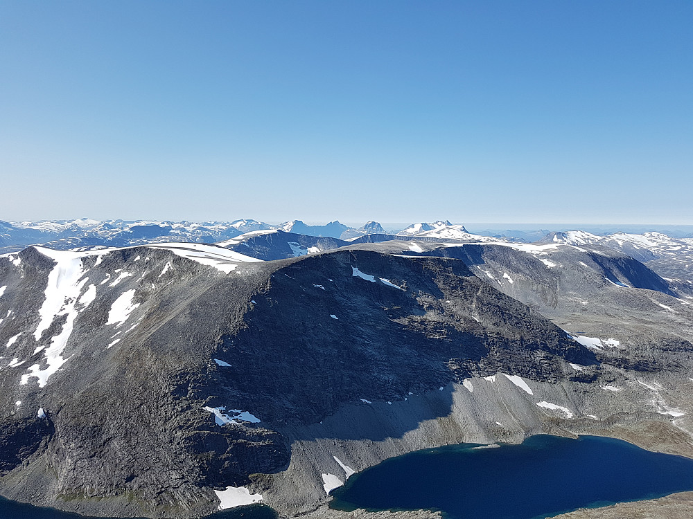 Foran: Bruåbottmillo. Bak Romsdalsfjell; iflg lokalkjent romsdaling: Store Trolltind senter, Kalskråtinden til høye for denne og Store Venjetind til høyre herfor
