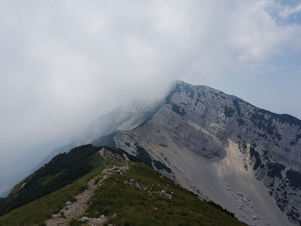 Videre sørover Monte Baldo-ryggen. Cima Valdritta et eller annet sted bak i skyene.