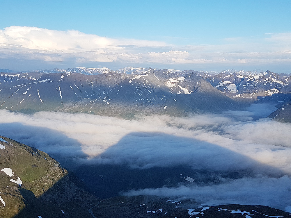 Tromsdalstinden kaster skygge. Hamperokken og Jiehkkevarri ca senter horisont