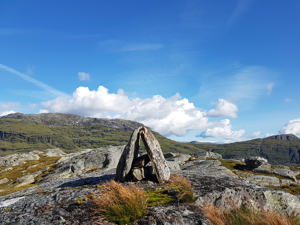 Nylaget toppvarde Storafjell. Iendafjellet venstre.