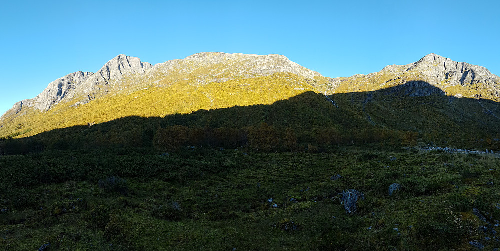 Panorama. Fortsatt ettermiddagssol på toppene. Gikk opp Tverrelvdalen noe til høyre for midten av bildet