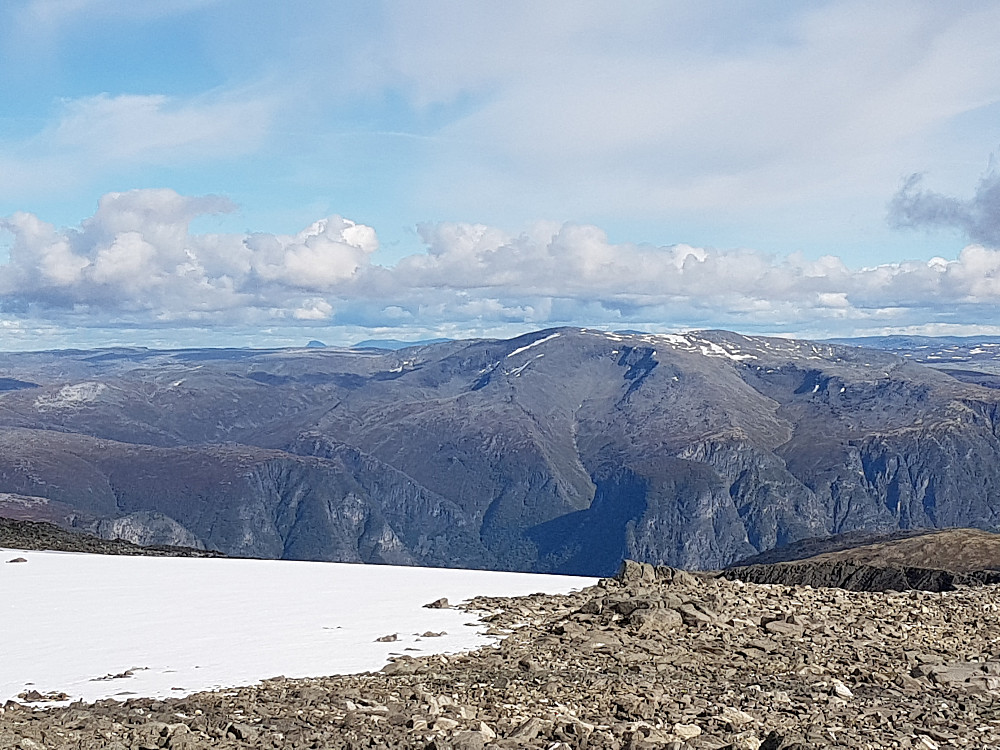 Utsikt øst. Suletinden og Sulefjellet synlig i det fjerne litt til venstre for bildesentrum!