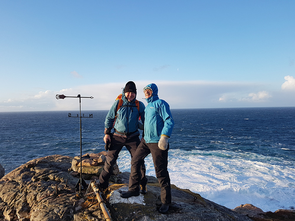 Knut og Helge på Skogsøytua 49 moh (Eller: ikke bare snø som gir hvite flater i desember..)