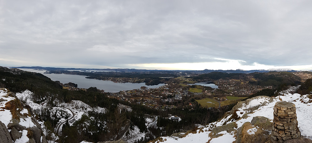 Panorama; til venstre Korsfjorden til høyre Byfjellene