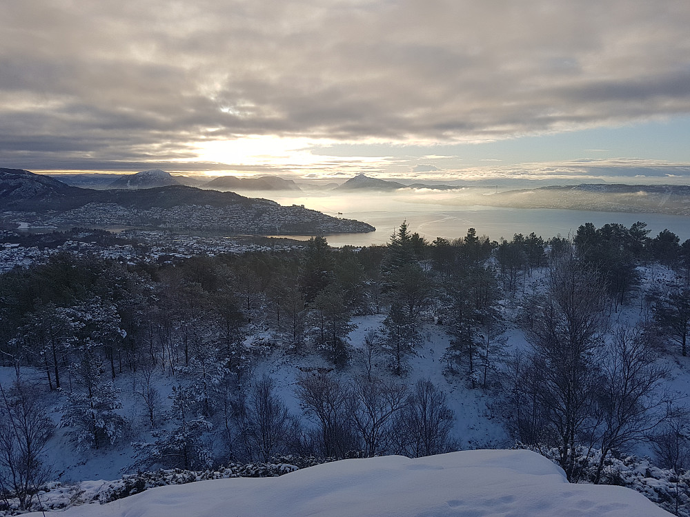 Utsikt fra Geitanuken mot Eidsvågneset og Byfjorden med vestlige byfjell.