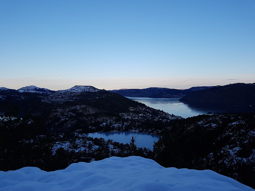 Sjurstonipa. Utsikt mot delvis islagt Osterfjord
