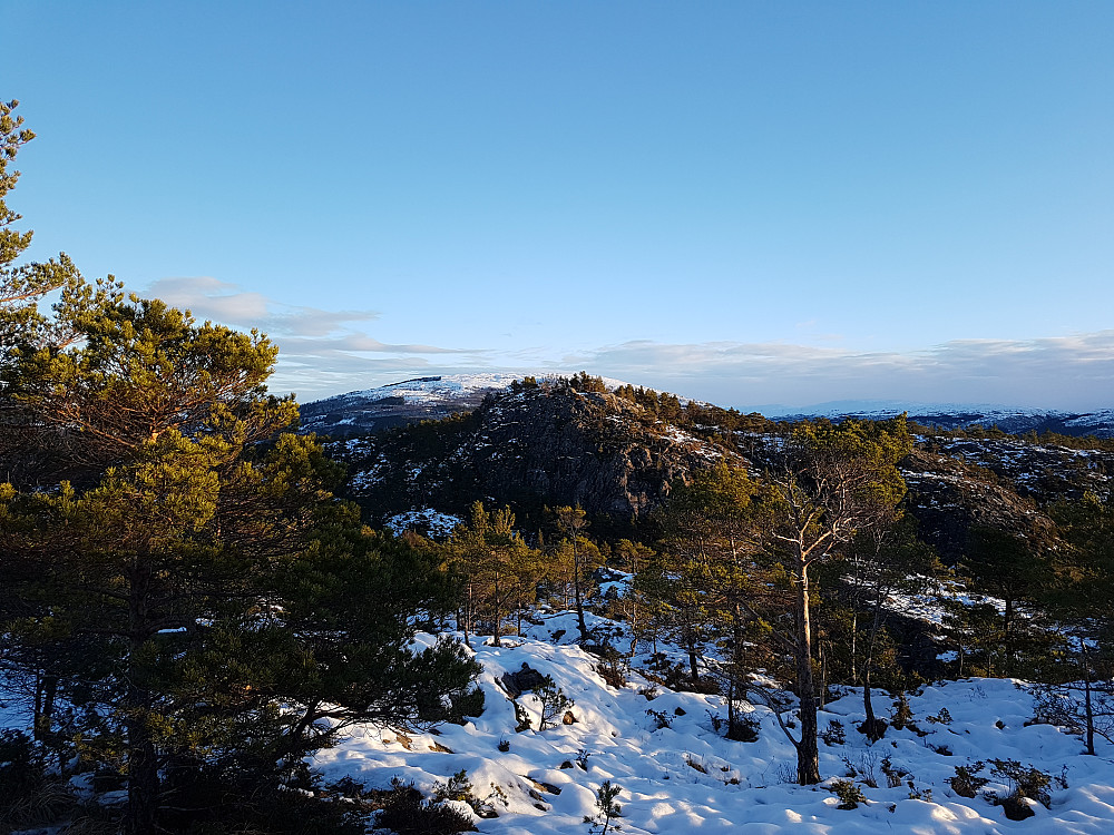 Sjurstonipa sett fra Spåkefjellet. Stemmeseggi Osterøy delvis skjult bak.