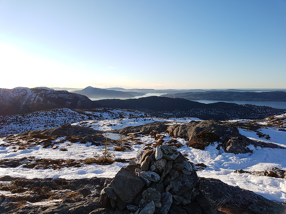 Utsikt vest, bl.a med lett kjennelig profil av Lyderhorn