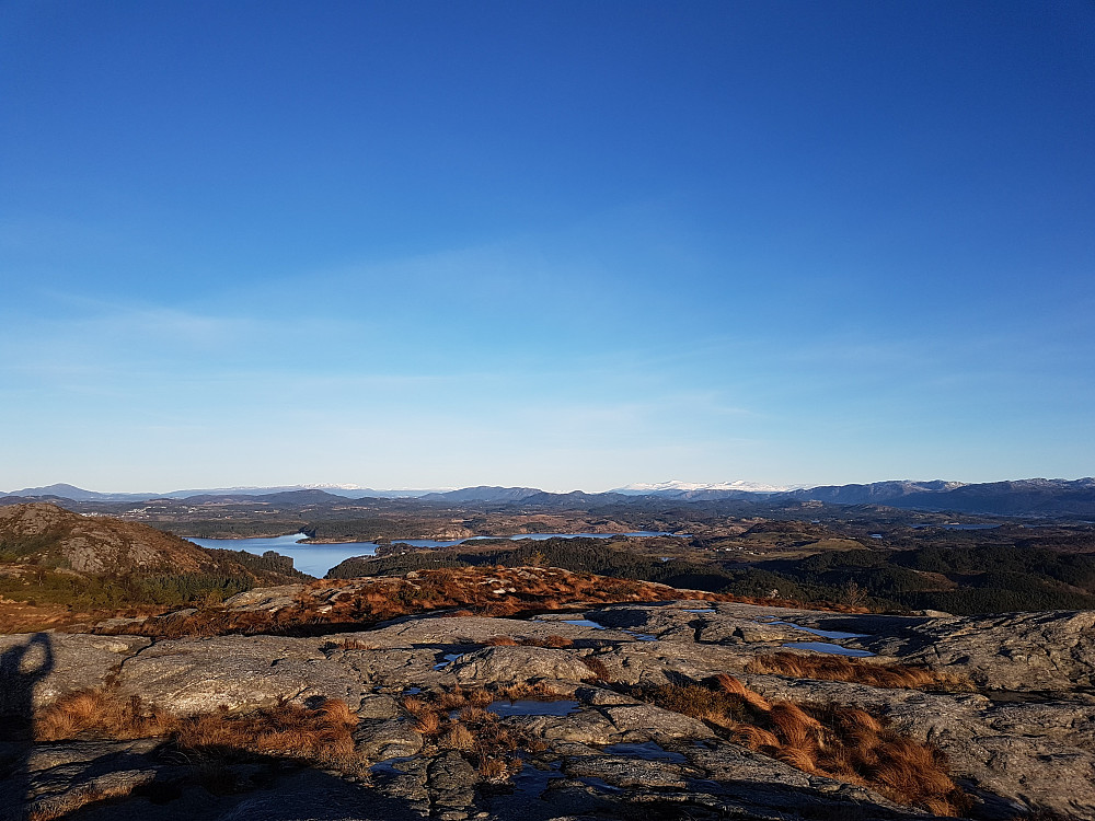 Panorama nord. Til venstre Siggjo på Bømlo, høyre senter Englafjell og Ulvanosa i Kvinnherad