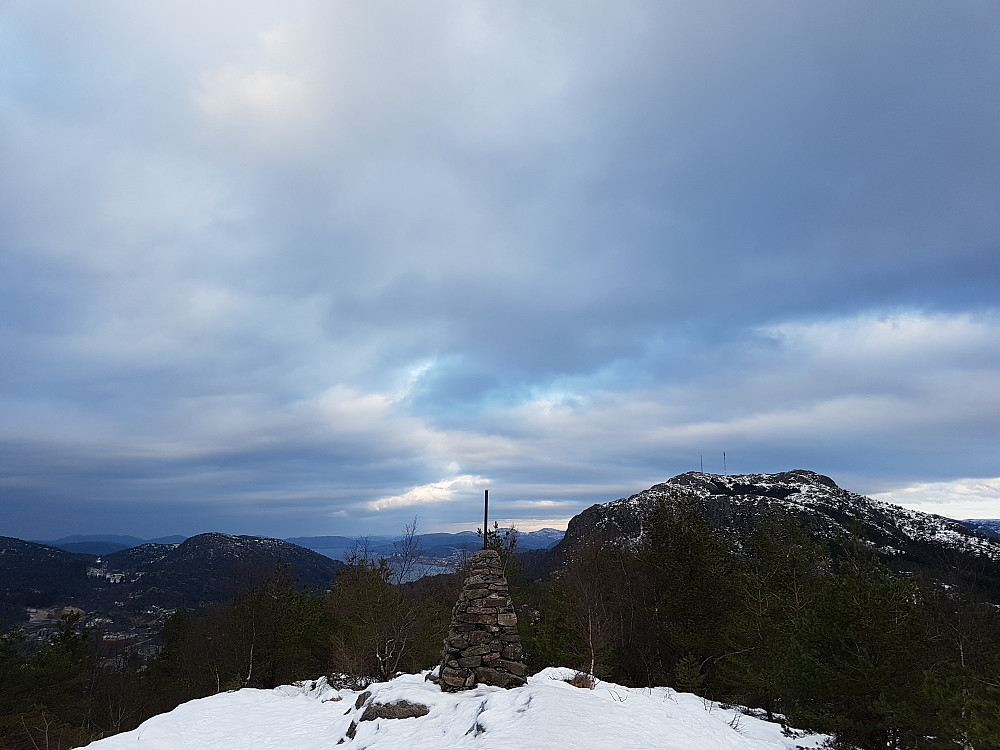Gullsteinen, med Løvstakken bak høyre