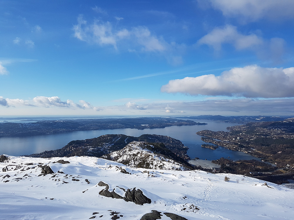 Mot nordvest fra Emanuel Mohns Utsikt, bl.a mot Byfjorden og Herdlefjorden. Bakerst Hjeltefjorden og Øygarden før Nordsjøen neste..