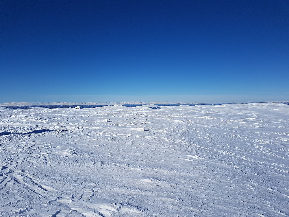 Nordlig panorama; Hemsedalsfjella ca midt i bildet, sørlige Jotunheimen like til høyre herfor
