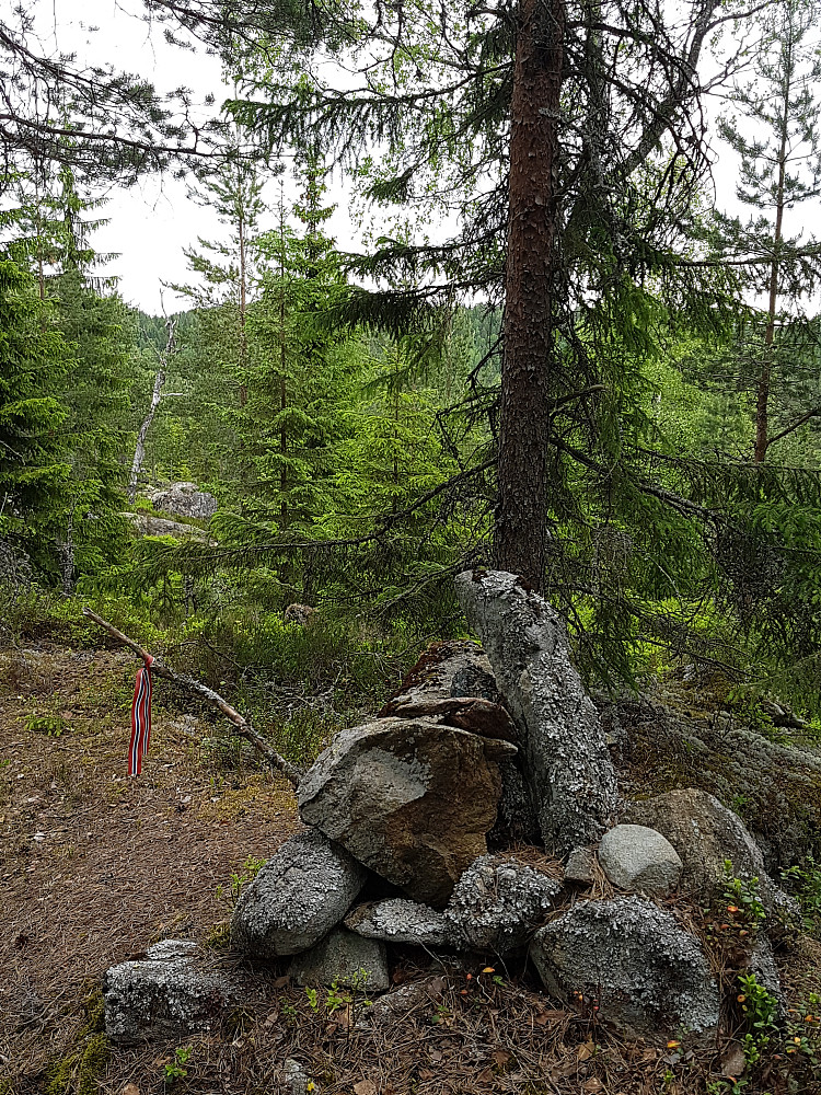Rødt, hvitt og blått på Sørvest for Røysekollen; her er det sløyfe som gjelder..