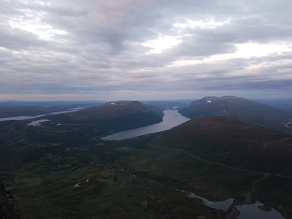 Utsikt mot sørøst. Helin sentralt flankert av Gilafjellet til venstre og Jørungilknappen/Gråskarvet til høyre. Smådalsfjellet foran til høyre.