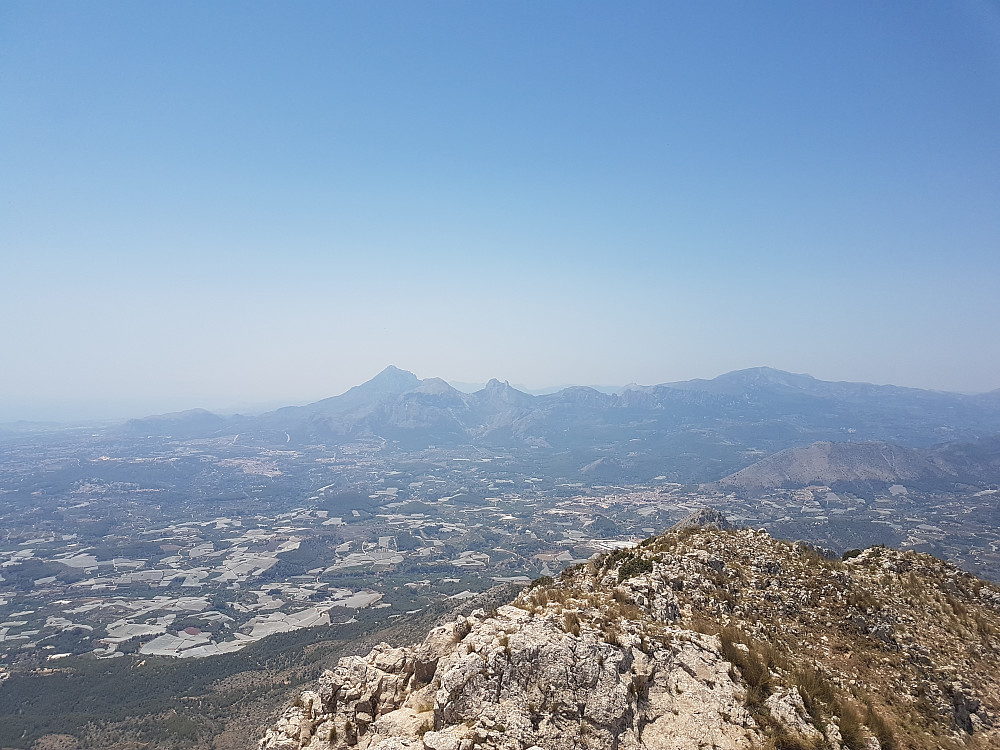 Topper i sørvest er fra venstre Puig Campana, Monte Ponoig(Leon Dormido) og Aitana.
