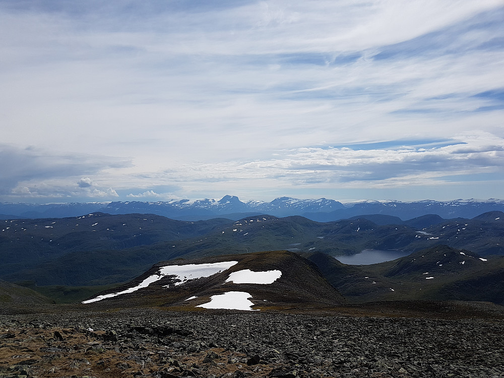 I sørøst dominerer bl.a Gjegnen og Ålfotbreen(høyre)