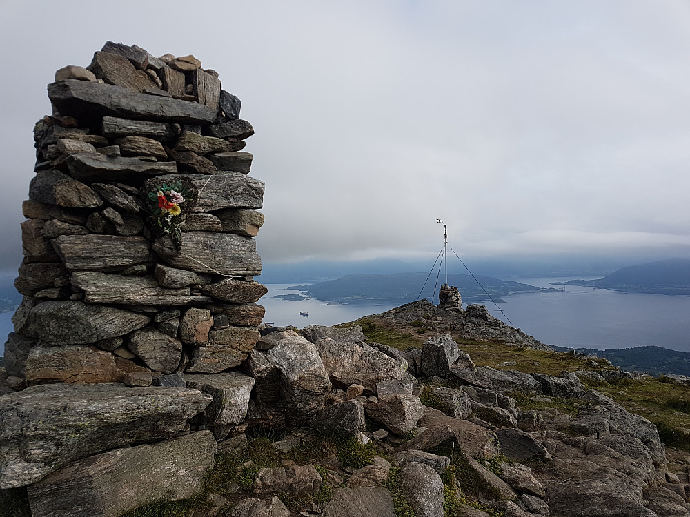 Hjertet på toppvarden er til minne om person som nylig falt død om her på toppen.