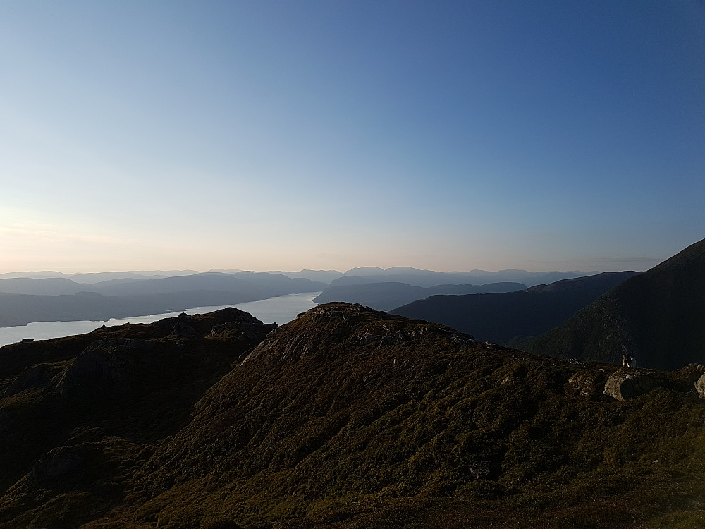 Nordøstover Ytre Hardangerfjord. Varaldsøy bildesenter; og rett bak Gjønakvitingen(ve) og Tveitakvitingen(hø)