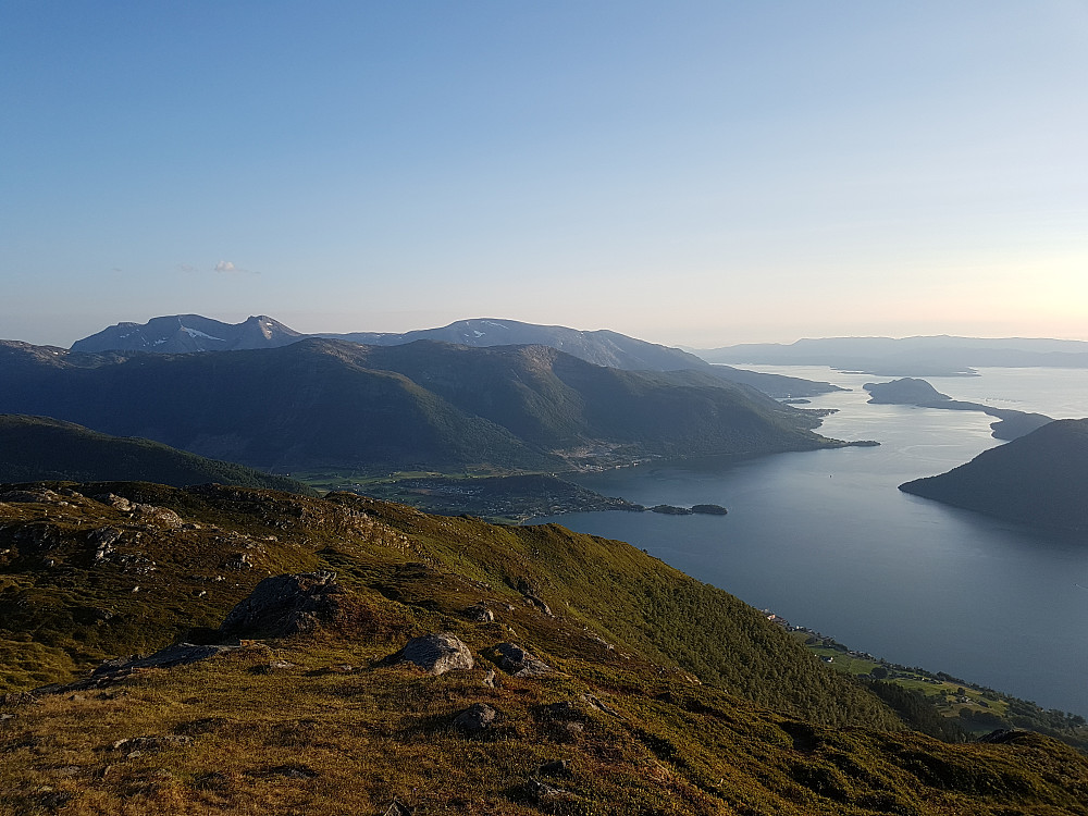 Utsikt sørvestlig retning. Ulvanosa/Geitadalstinden lurer bak til venstre, litt av Snilstveitøy høyre(foran), helt bak høyre Stord