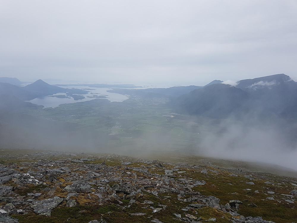 Tåken letter. Elnesvågen senter, Talstadhesten høyre billedkant.