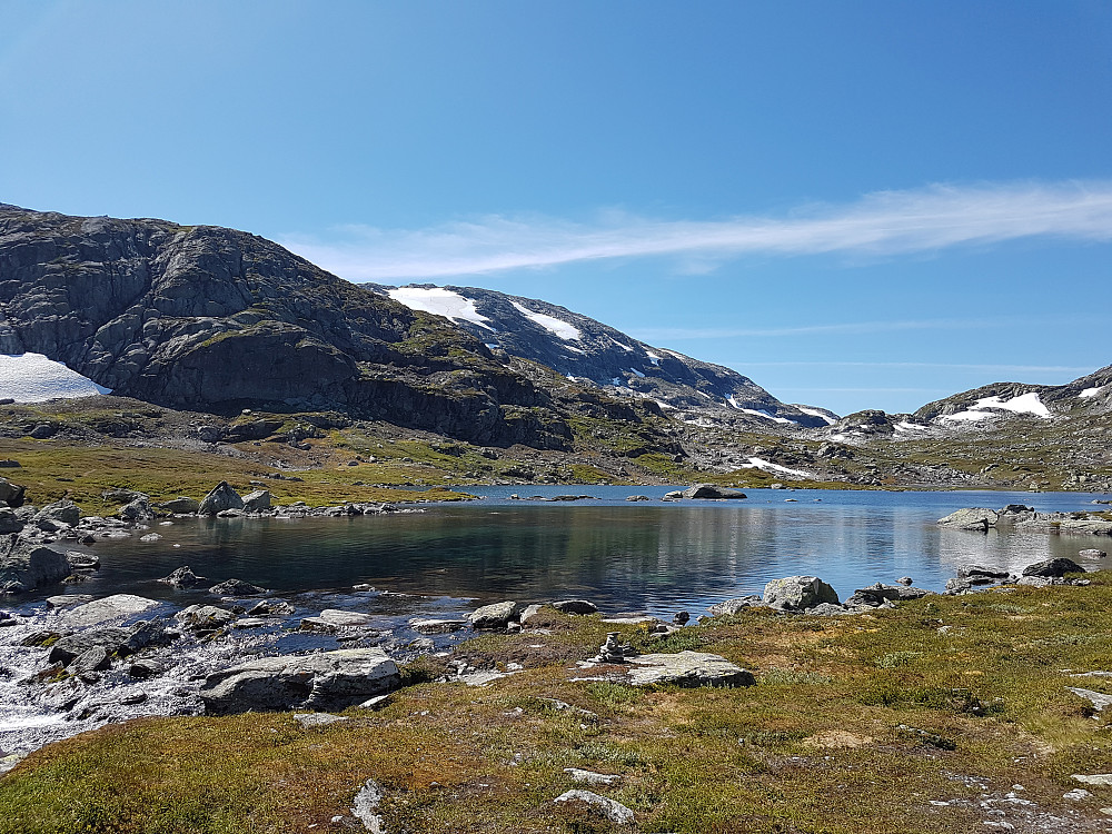 Vassdalseggi til venstre i bildet. Vann 1151 moh. Bratt til venstre opp bak mørk rygg i forkant.