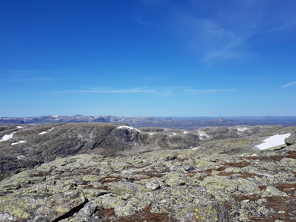 Utsikt nordlig/nordøstlig retning. Hallingskarvet kan såvidt skimtes(godt synlig med det blotte øye..)