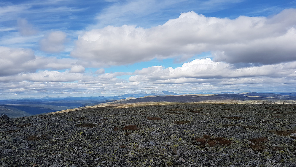 Panorama nord. Sølenmassivet senter, flankert av markante Sølnkletten og Elgspiggen hhv til venstre og høyre for Sølen