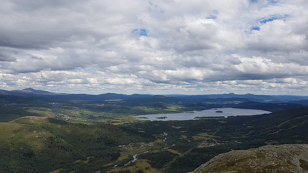 Utsikt østlig retning. Skaget til venstre, smellene inkl Rundemellen senter-høyre. I det fjerne sentralt Synnfjell.