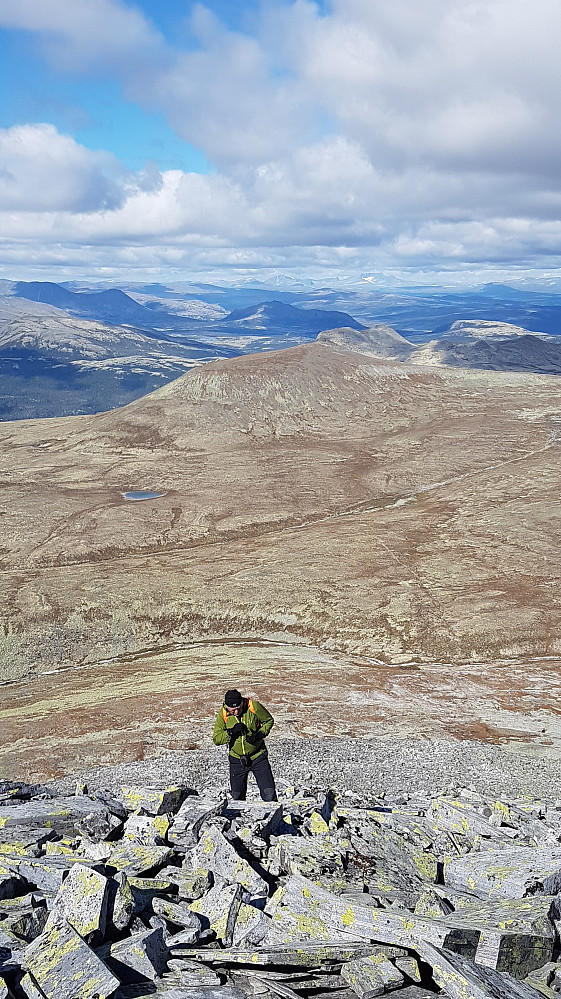 Knut Sverre de siste bratte meterne opp nordryggen. Dovre i det fjerne.