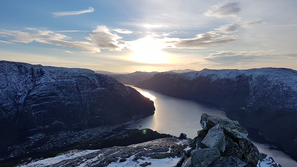 Sydover Veafjorden. Osterøy med Rispingen(ytterst høyre) og Bruviknipa høyre/senter. Stanghelle i skygge nede venstre.
