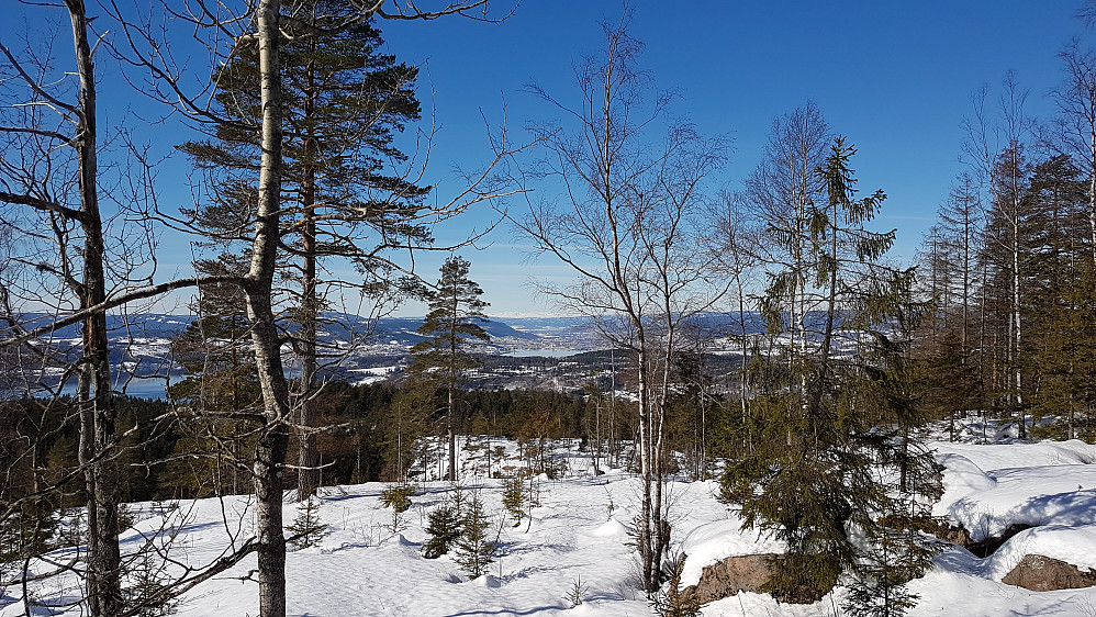 Bra utsikt på en strålende dag, bl.a. mot Drammen og Blefjell