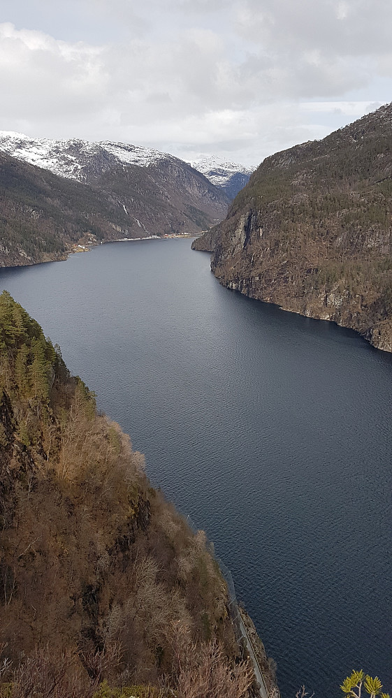På stupkanten. Utsikt inn Mofjorden til Mo