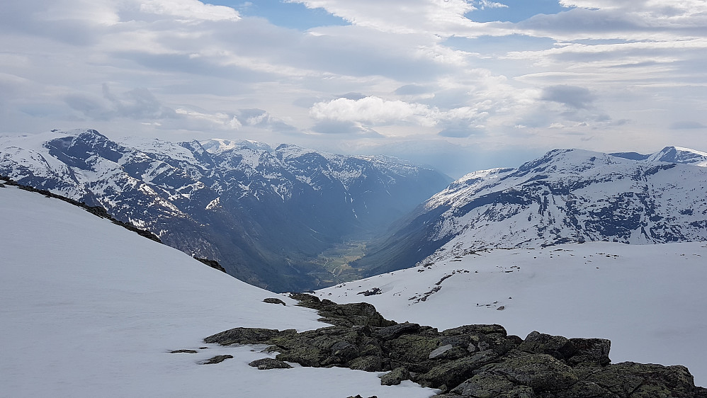 Utsikt fra Gottopphesten mot Vetlefjorddalen. Litt av Sognefjorden såvidt synlig til høyre for bildesentrum