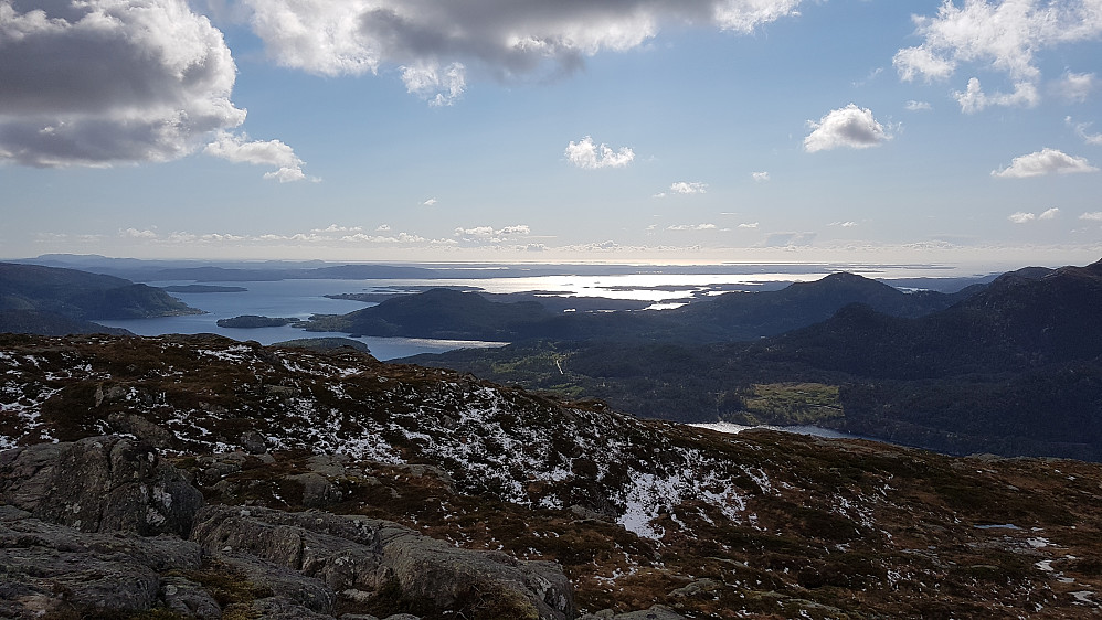 ..mens solen skinner over Fedje og Øygarden..Eldsfjellet helt til venstre
